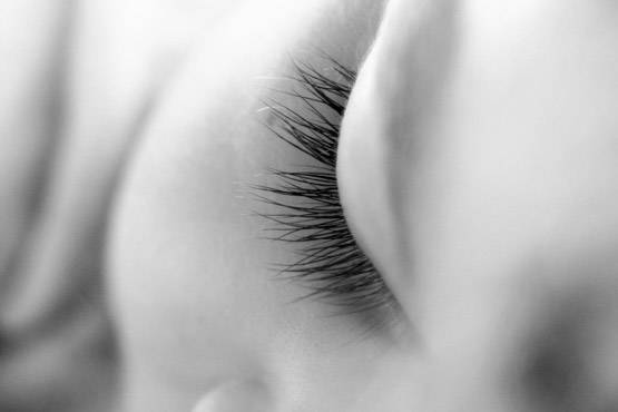 नींद से अचानक जगने पर हिल-डुल नहीं पाते हैं? जानें वजह