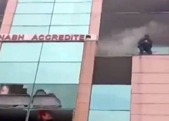 नोएडा: मेट्रो अस्पताल में अग्निकांड की पहली तस्वीरें