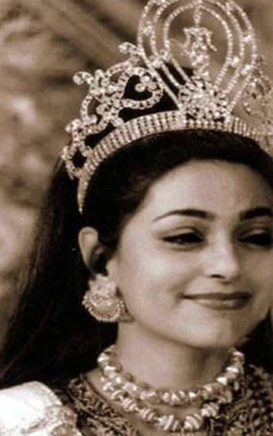 35 साल पहले रेखा ने जूही चावला को यूं पहनाया था मिस इंड‍िया का ताज