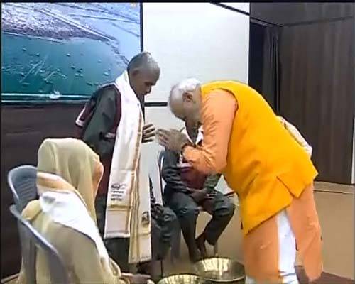 कुंभ के सफाईकर्मियों का PM मोदी ने किया सम्मान, पैर धोए