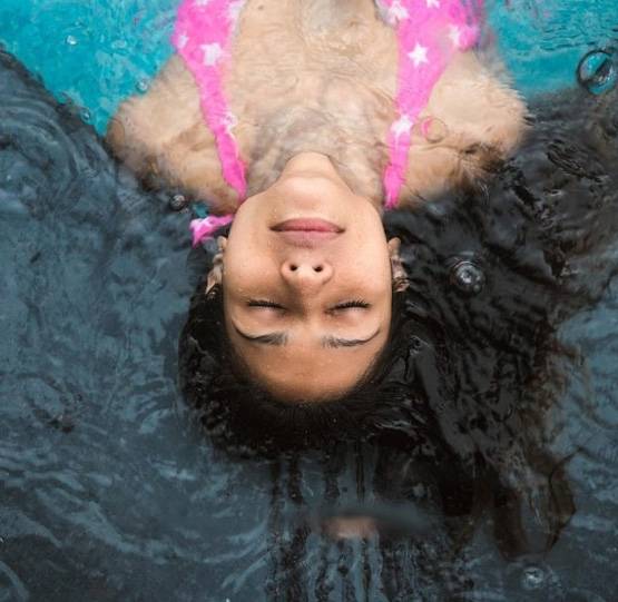 मां तनुजा संग पूल में तनीषा मुखर्जी ने किया इंजॉय, देखें तस्वीरें