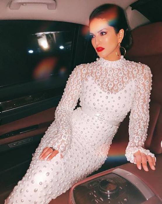 अवॉर्ड नाइट में सनी लियोनी का ग्लैमरस लुक, पति संग आईं नजर