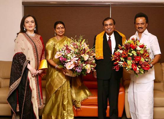 मुकेश-नीता अंबानी पहुंचे सिद्ध‍ि विनायक, दिया बेटे की शादी का कार्ड