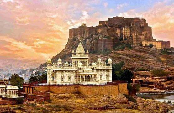 जोधपुर किले से रोजाना क्यों फेंककर चीलों को खिलाया जाता है मांस?