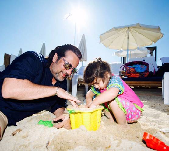 फैमिली संग डिनर डेट पर फरदीन खान, एक्टर की बेटी ने यूं दिए पोज