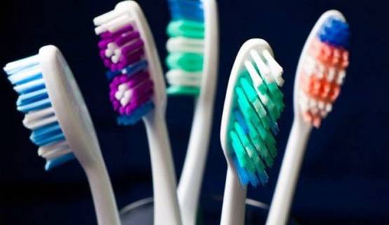 क्या है टूथपेस्ट पर बनी धारियों का मतलब, आपने किया है नोटिस?