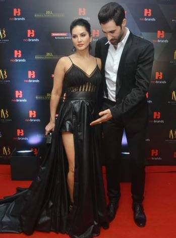 अवॉर्ड नाइट में सनी लियोनी का ग्लैमरस लुक, पति संग आईं नजर