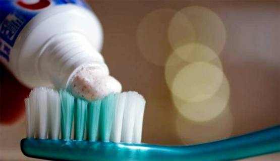 क्या है टूथपेस्ट पर बनी धारियों का मतलब, आपने किया है नोटिस?