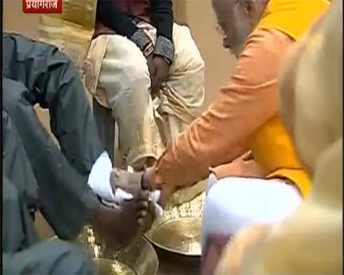 कुंभ के सफाईकर्मियों का PM मोदी ने किया सम्मान, पैर धोए