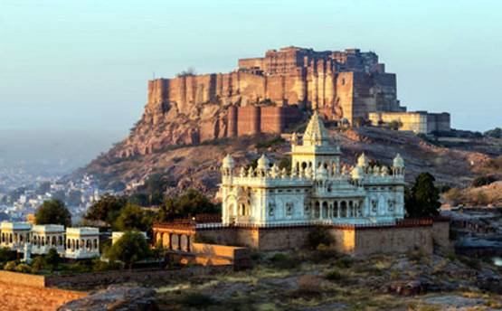 जोधपुर किले से रोजाना क्यों फेंककर चीलों को खिलाया जाता है मांस?