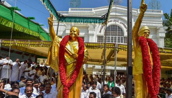 मूर्तियों की राजनीति: मायावती ही क्यों, कई दलों ने साधी सियासत