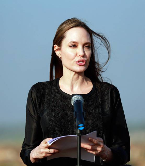 रोहिंग्या रिफ्यूजी के बीच पहुंचीं हॉलीवुड स्टार एंजेलिना जोली