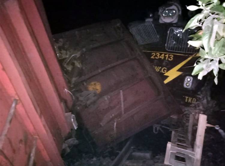 नक्सल‍ियों ने क‍िया बम ब्लास्ट, दो ट्रेनों के 18 ड‍िब्बे पटरी से उतरे