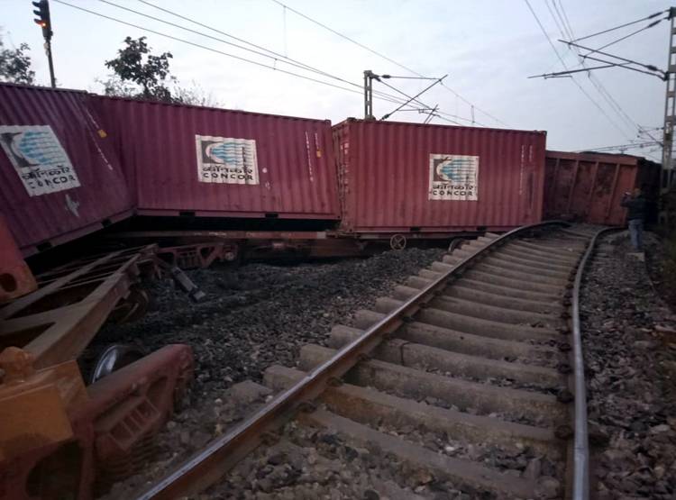 नक्सल‍ियों ने क‍िया बम ब्लास्ट, दो ट्रेनों के 18 ड‍िब्बे पटरी से उतरे