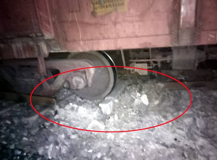 नक्सल‍ियों ने क‍िया बम ब्लास्ट, दो ट्रेनों के 18 ड‍िब्बे पटरी से उतरे