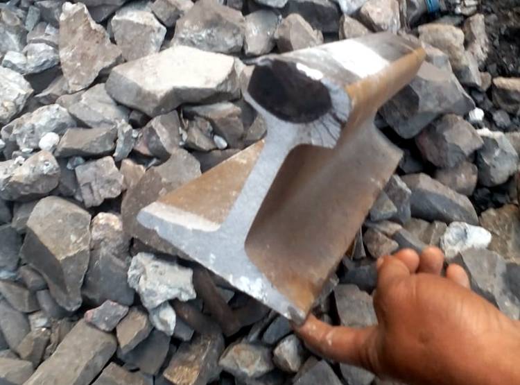 नक्सल‍ियों ने क‍िया बम ब्लास्ट, दो ट्रेनों के 18 ड‍िब्बे पटरी से उतरे