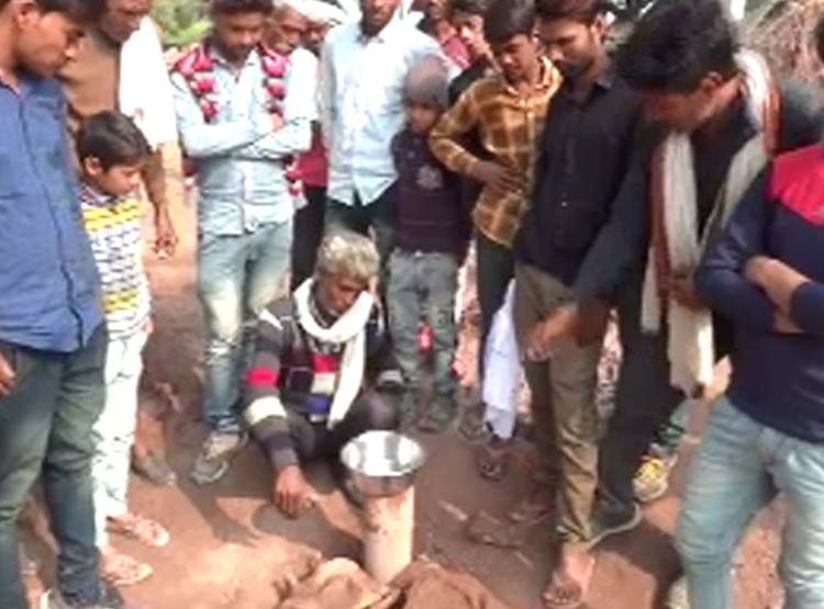 बोरवेल से पानी की जगह न‍िकली गैस, लोगों ने बना डाली चाय