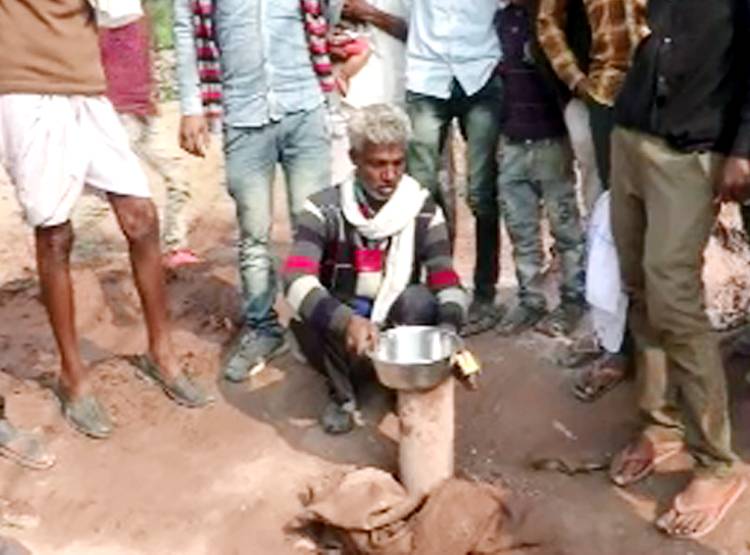 बोरवेल से पानी की जगह न‍िकली गैस, लोगों ने बना डाली चाय