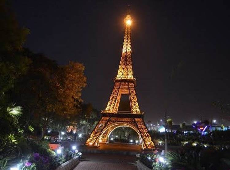 दिल्ली में कबाड़ से बनी दुन‍िया के 7 अजूबों की रेप्लिका, PHOTOS