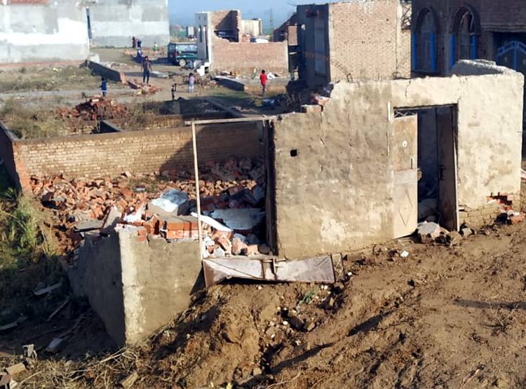 आंधी तूफान का असर, कहीं उड़ीं छतें तो कहीं मोबाइल टावर