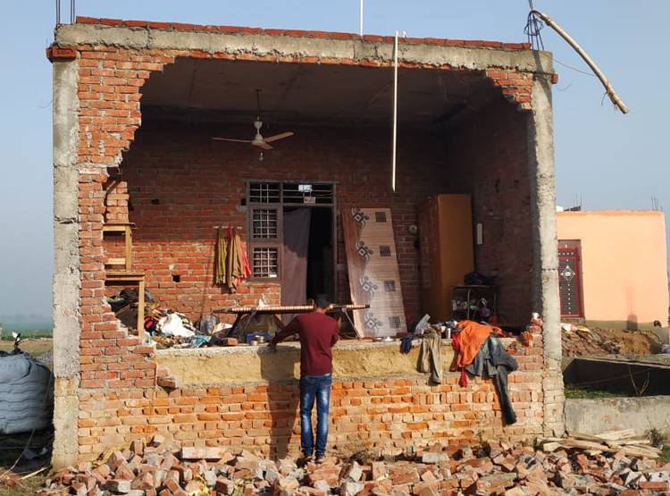 आंधी तूफान का असर, कहीं उड़ीं छतें तो कहीं मोबाइल टावर