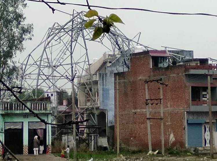 आंधी तूफान का असर, कहीं उड़ीं छतें तो कहीं मोबाइल टावर