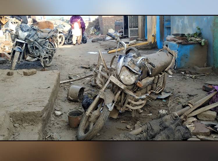 आंधी तूफान का असर, कहीं उड़ीं छतें तो कहीं मोबाइल टावर