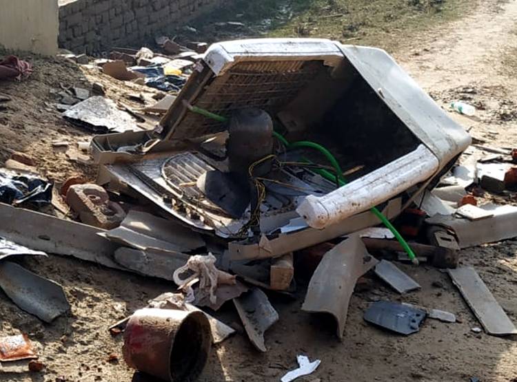 आंधी तूफान का असर, कहीं उड़ीं छतें तो कहीं मोबाइल टावर