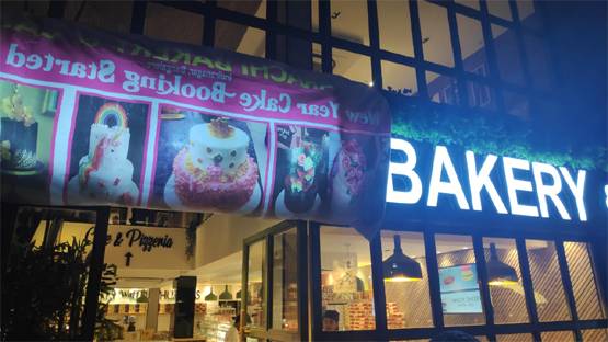 कराची बेकरी पर फूटा गुस्सा, ढकना पड़ा दुकान का नाम