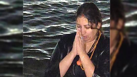 काले कपड़ों में कुंभ स्नान, मोदी की डुबकी पर क्या कहते हैं विद्वान