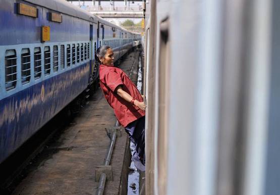 रेलवे में 2 लाख से ज्यादा सरकारी JOBS! 2 चरणों में ऐसे होगी भर्ती