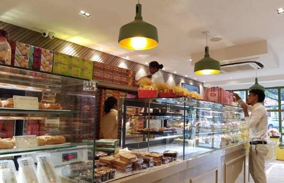 कराची बेकरी पर फूटा गुस्सा, ढकना पड़ा दुकान का नाम