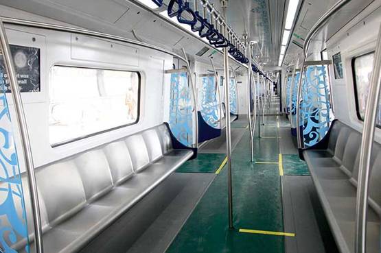 मेट्रो की लिफ्ट में किस कर रहा था कपल, 3 लीक वीडियो हुए वायरल