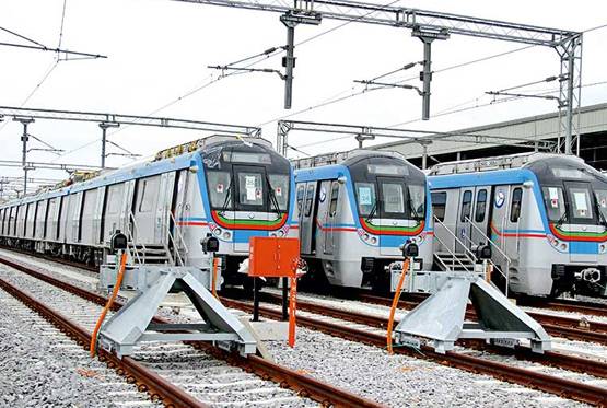 मेट्रो की लिफ्ट में किस कर रहा था कपल, 3 लीक वीडियो हुए वायरल