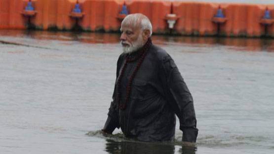 काले कपड़ों में कुंभ स्नान, मोदी की डुबकी पर क्या कहते हैं विद्वान