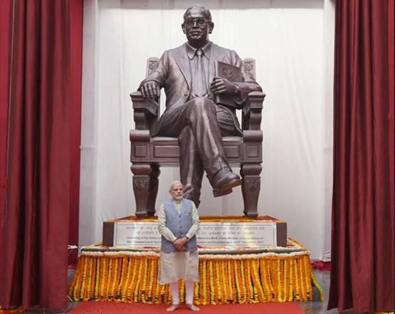 मूर्तियों की राजनीति: मायावती ही क्यों, कई दलों ने साधी सियासत