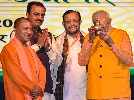 काले कपड़ों में कुंभ स्नान, मोदी की डुबकी पर क्या कहते हैं विद्वान