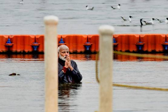 काले कपड़ों में कुंभ स्नान, मोदी की डुबकी पर क्या कहते हैं विद्वान