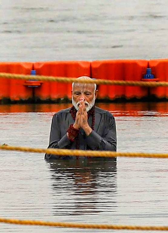 काले कपड़ों में कुंभ स्नान, मोदी की डुबकी पर क्या कहते हैं विद्वान