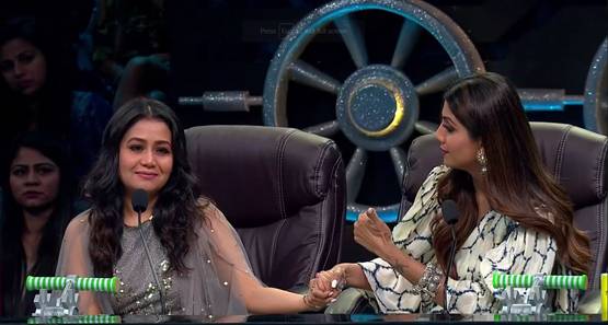 शो में इमोशनल हुईं नेहा को शिल्पा ने संभाला, बताया कैसे रहें खुश