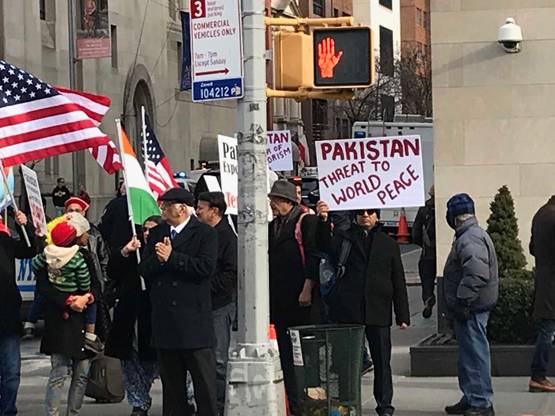 अमेरिका में पाक दूतावास के बाहर भारतीयों का प्रदर्शन