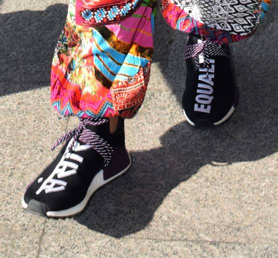 रैपर लुक में दिखे 'गली बॉय' रणवीर, जूतों पर लिखा था ये