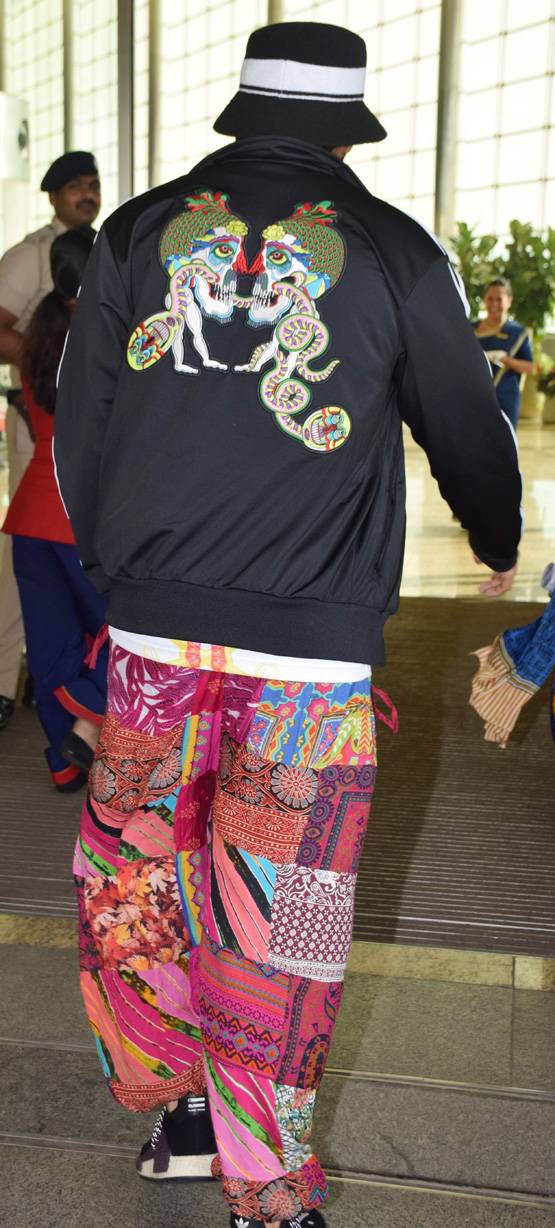 रैपर लुक में दिखे 'गली बॉय' रणवीर, जूतों पर लिखा था ये