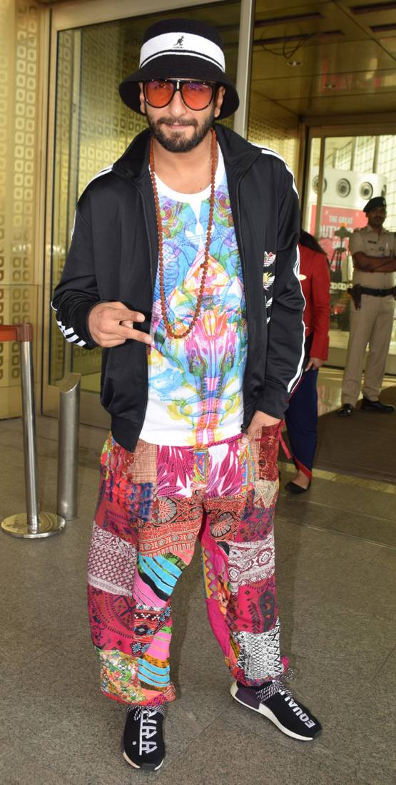 रैपर लुक में दिखे 'गली बॉय' रणवीर, जूतों पर लिखा था ये