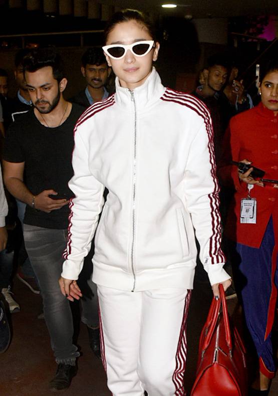 'गली बॉय' के रंग में रंगीं आलिया, रणवीर संग दिखा ये लुक