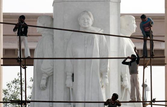 मूर्तियों की राजनीति: मायावती ही क्यों, कई दलों ने साधी सियासत