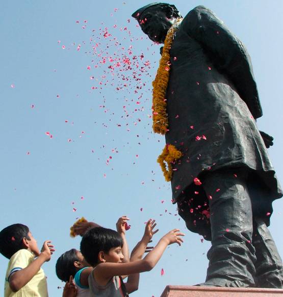 मूर्तियों की राजनीति: मायावती ही क्यों, कई दलों ने साधी सियासत