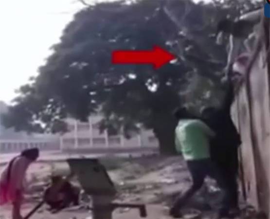 बिहार: Exam में  लेट हुईं तो लड़कियों ने ऐसे की एंट्री, Photos वायरल