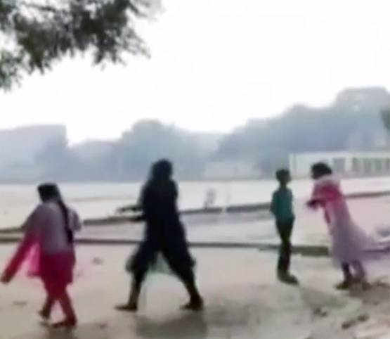 बिहार: Exam में  लेट हुईं तो लड़कियों ने ऐसे की एंट्री, Photos वायरल