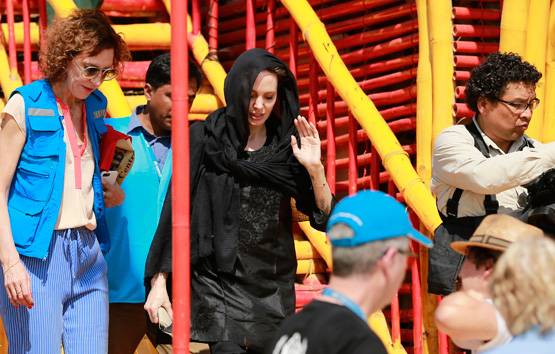 रोहिंग्या रिफ्यूजी के बीच पहुंचीं हॉलीवुड स्टार एंजेलिना जोली